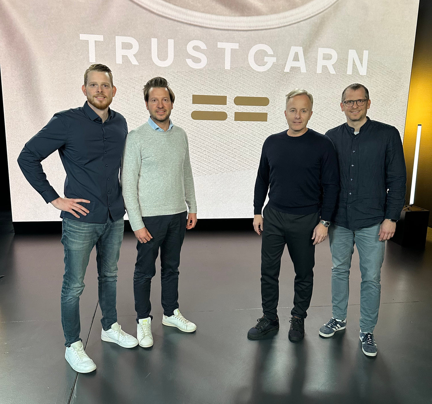 Teamfoto aus dem Trustgarn Umfeld. Darstellung der Marke und ihres Fokus auf hautfreundliche Lösungen bei Neurodermitis.