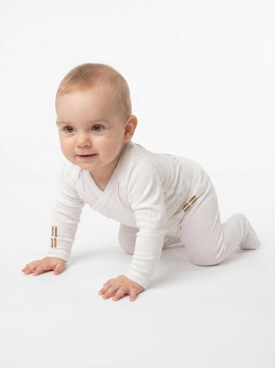 Baby trägt Body und Leggins von Trustgarn gegen Neurodermitis