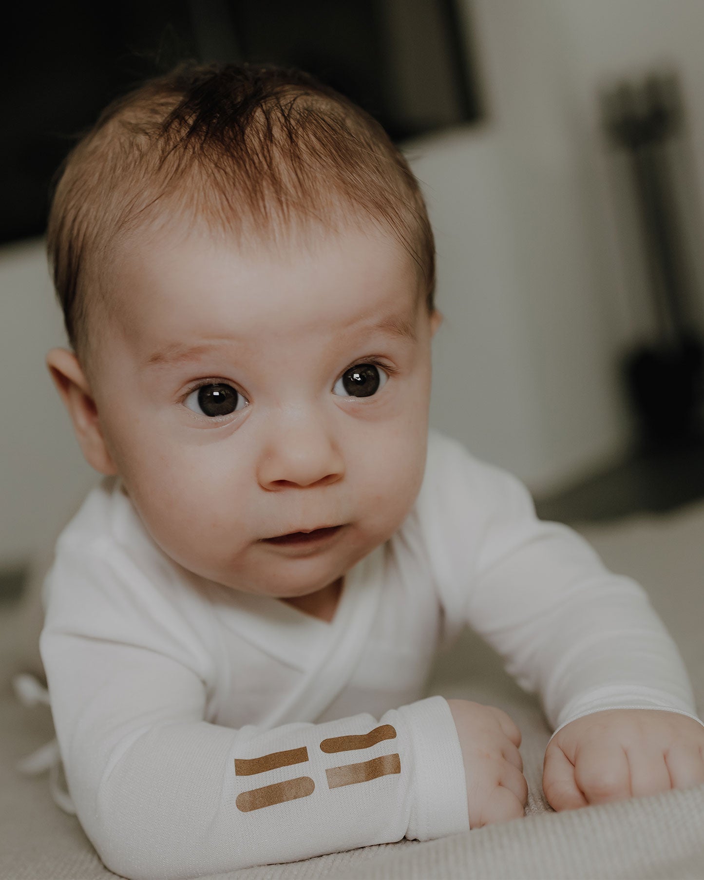 Baby trägt TRUSTGARN Body beim Krabbeln aus weichem, hautfreundlichem Material für empfindliche Haut