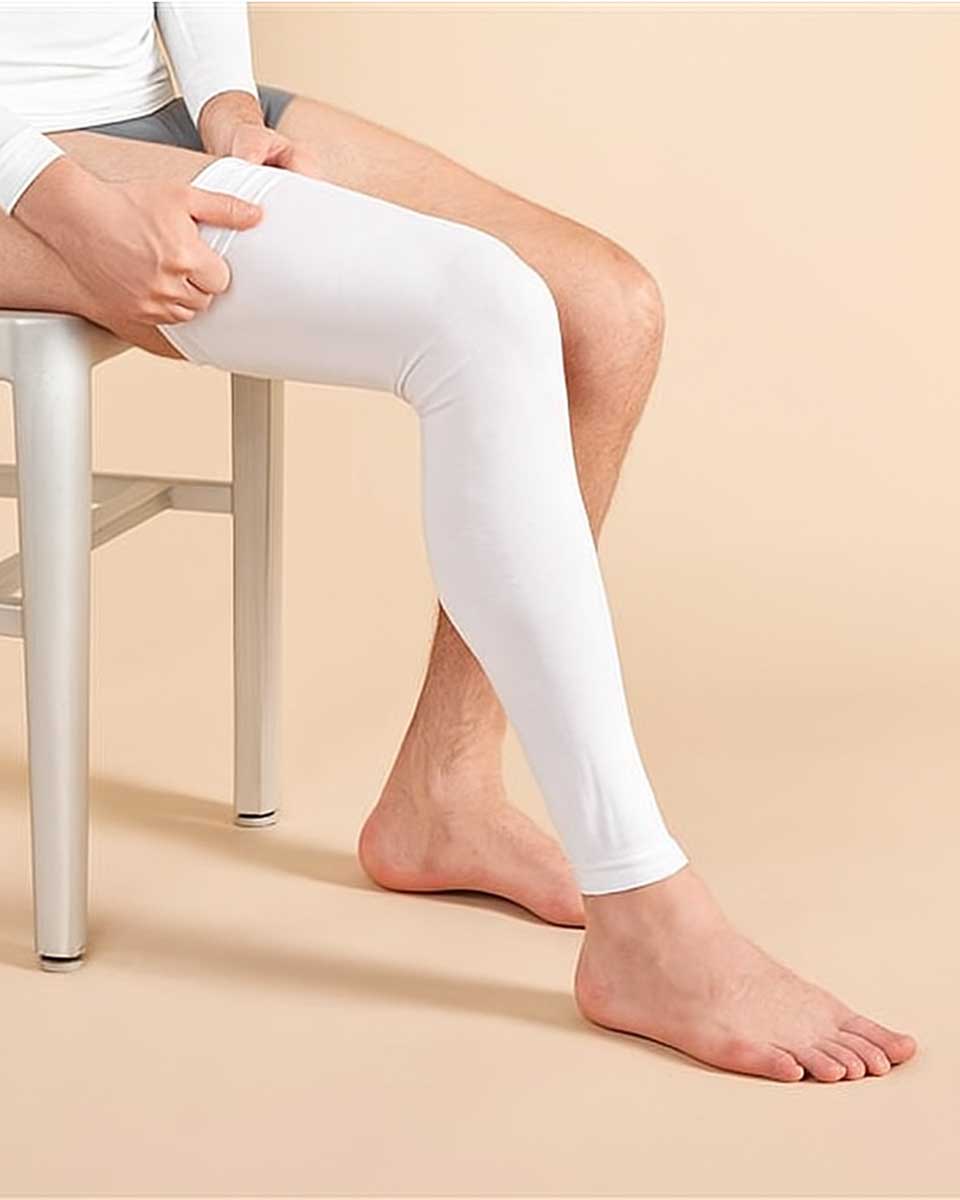 Person zieht TRUSTGARN Beinsleeve aus weichem, hautfreundlichem Material über das Bein – ideal für empfindliche Haut und Neurodermitis