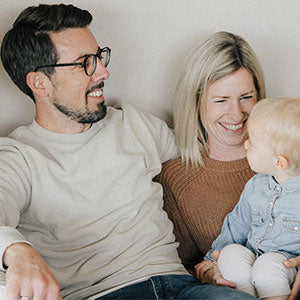 Familie mit Kleinkind trägt hautfreundliche TRUSTGARN Kleidung für empfindliche Haut und Neurodermitis.