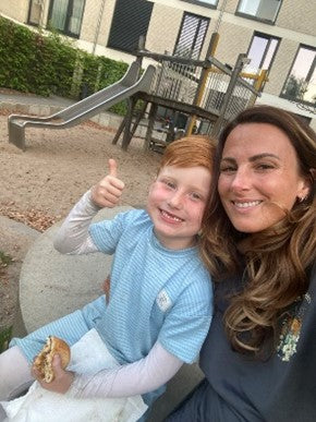 Kind spielt mit Mutter auf dem Spielplatz und trägt TRUSTGARN Kleidung für empfindliche Haut